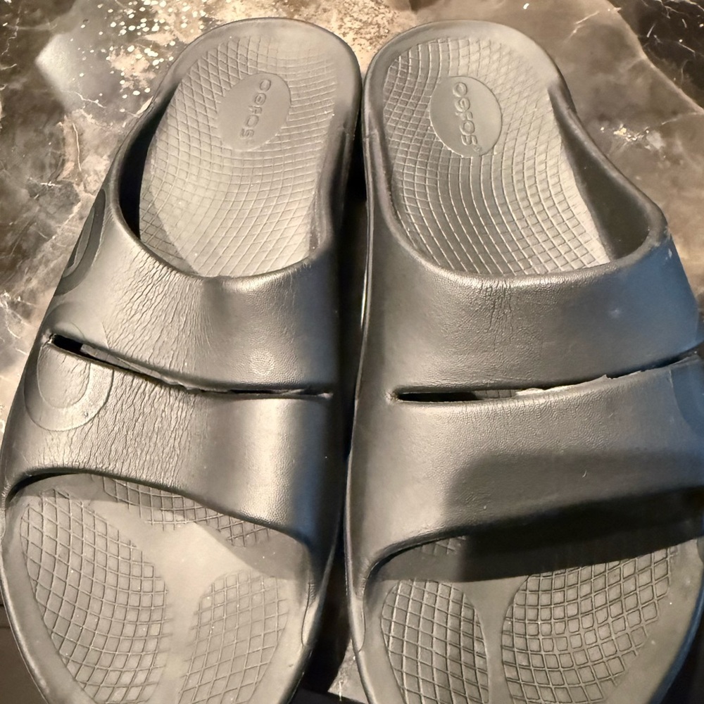 OOFOS Black Comfort Slides